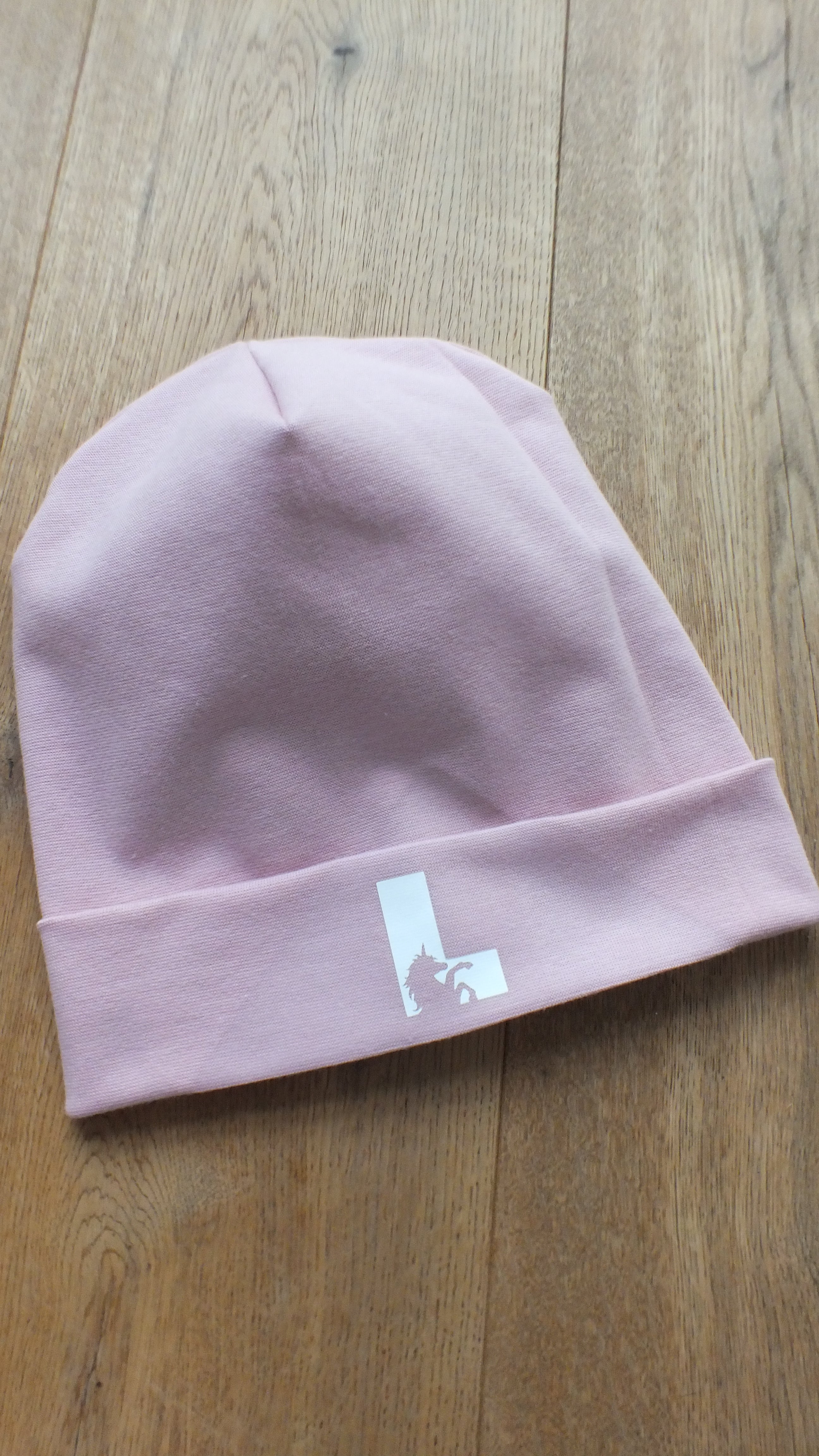 Hipster Beanie Altrosa Einhorn Buchstabe weiß