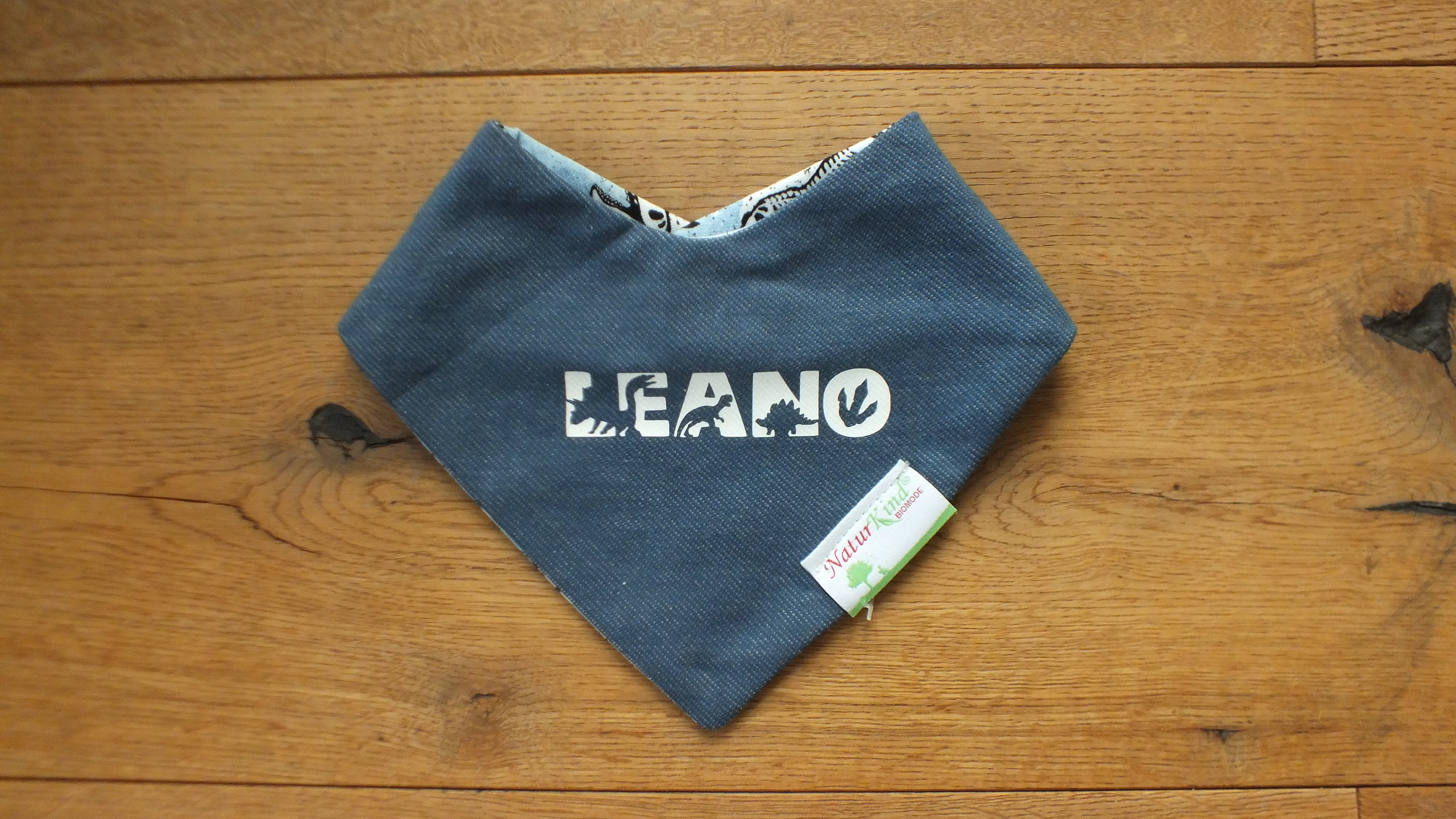 Wendehalstuch Jeans hell mit Name, Dinoschrift weiß