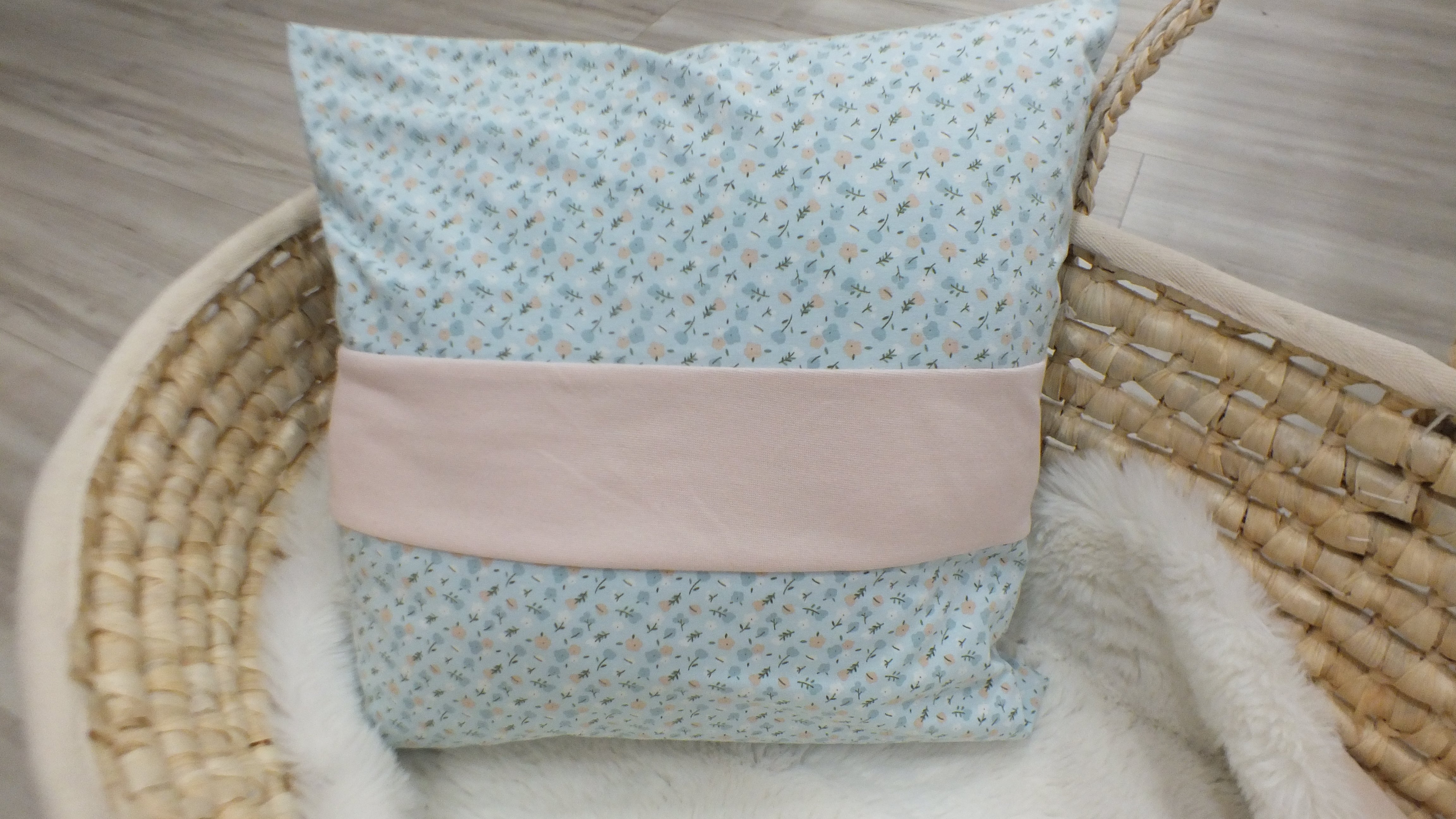 Kissen mit Namen Blaue Blumenwiese