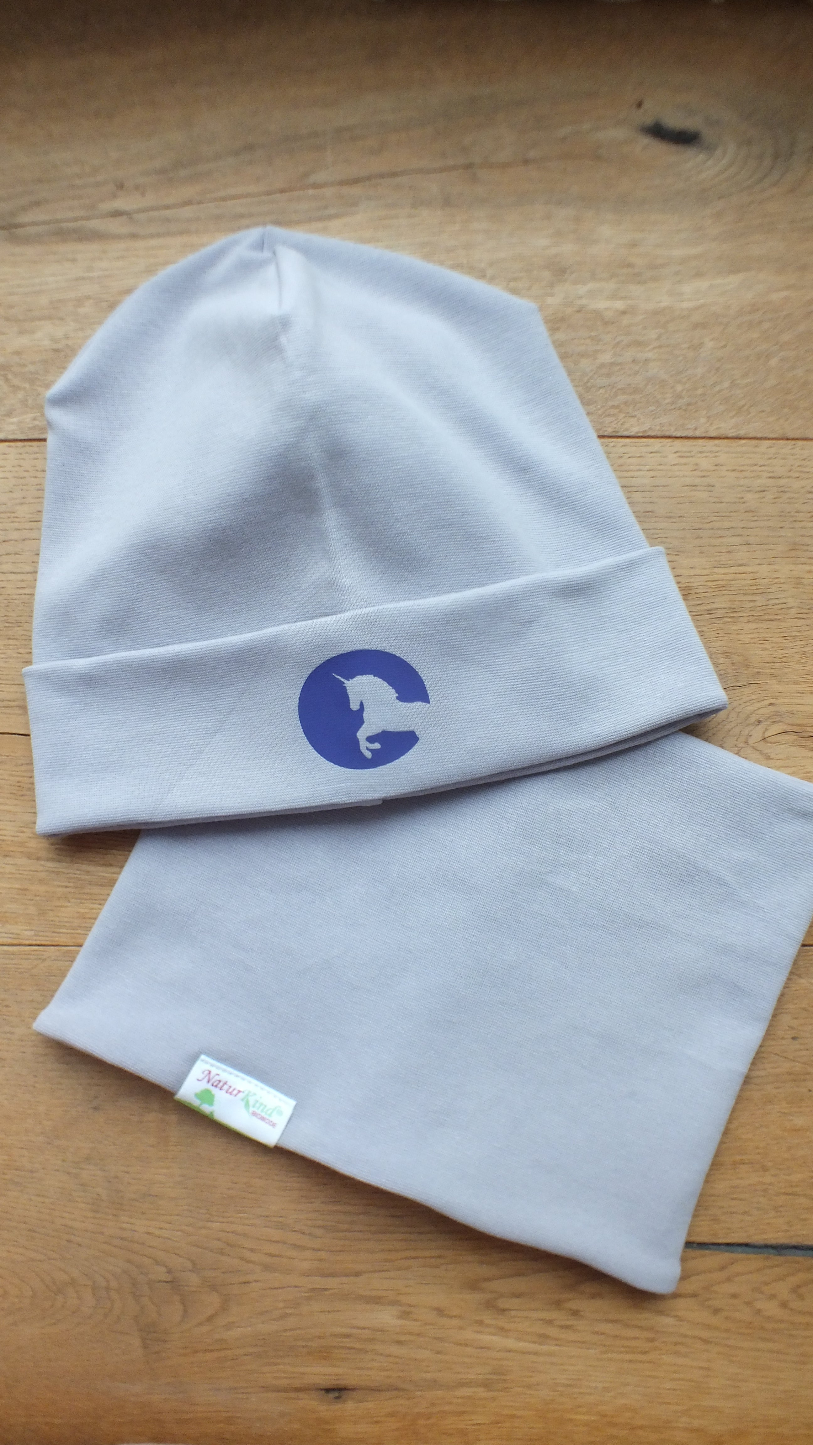 Hipster Beanie Flieder Einhorn Buchstabe lila