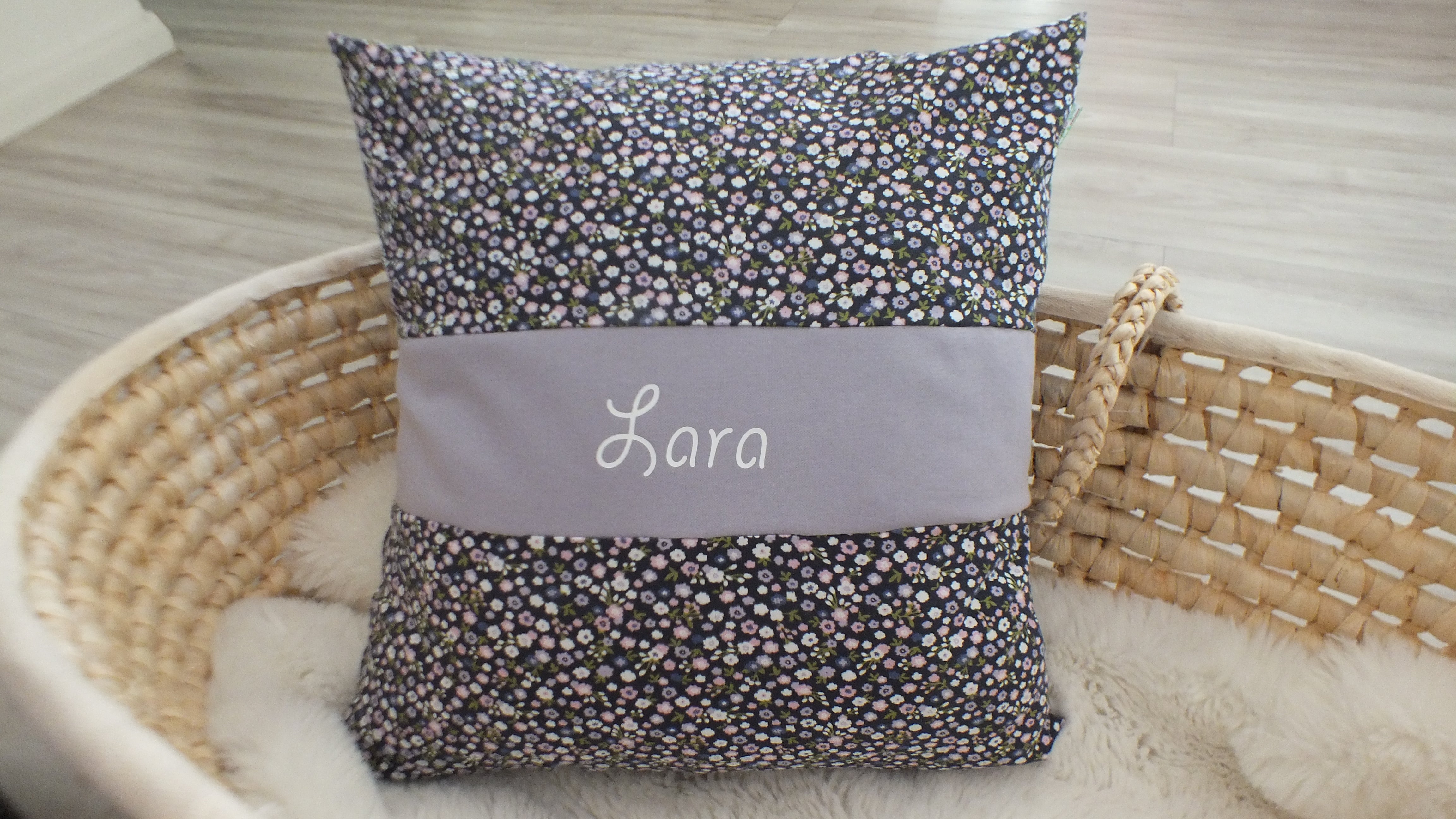 Kissen mit Name Lila Streublumen