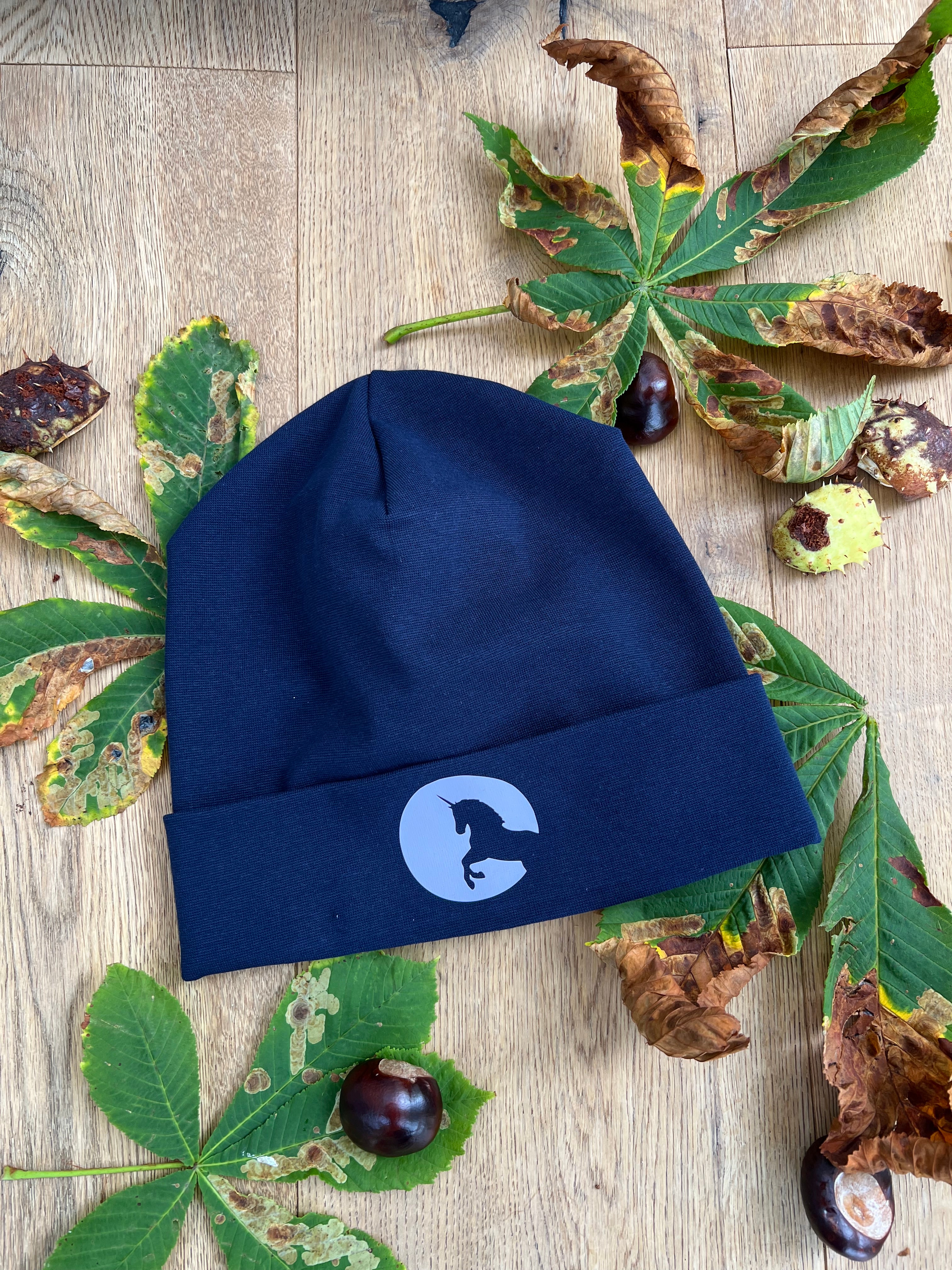 Hipster Beanie Dunkelblau Einhorn Buchstabe flieder