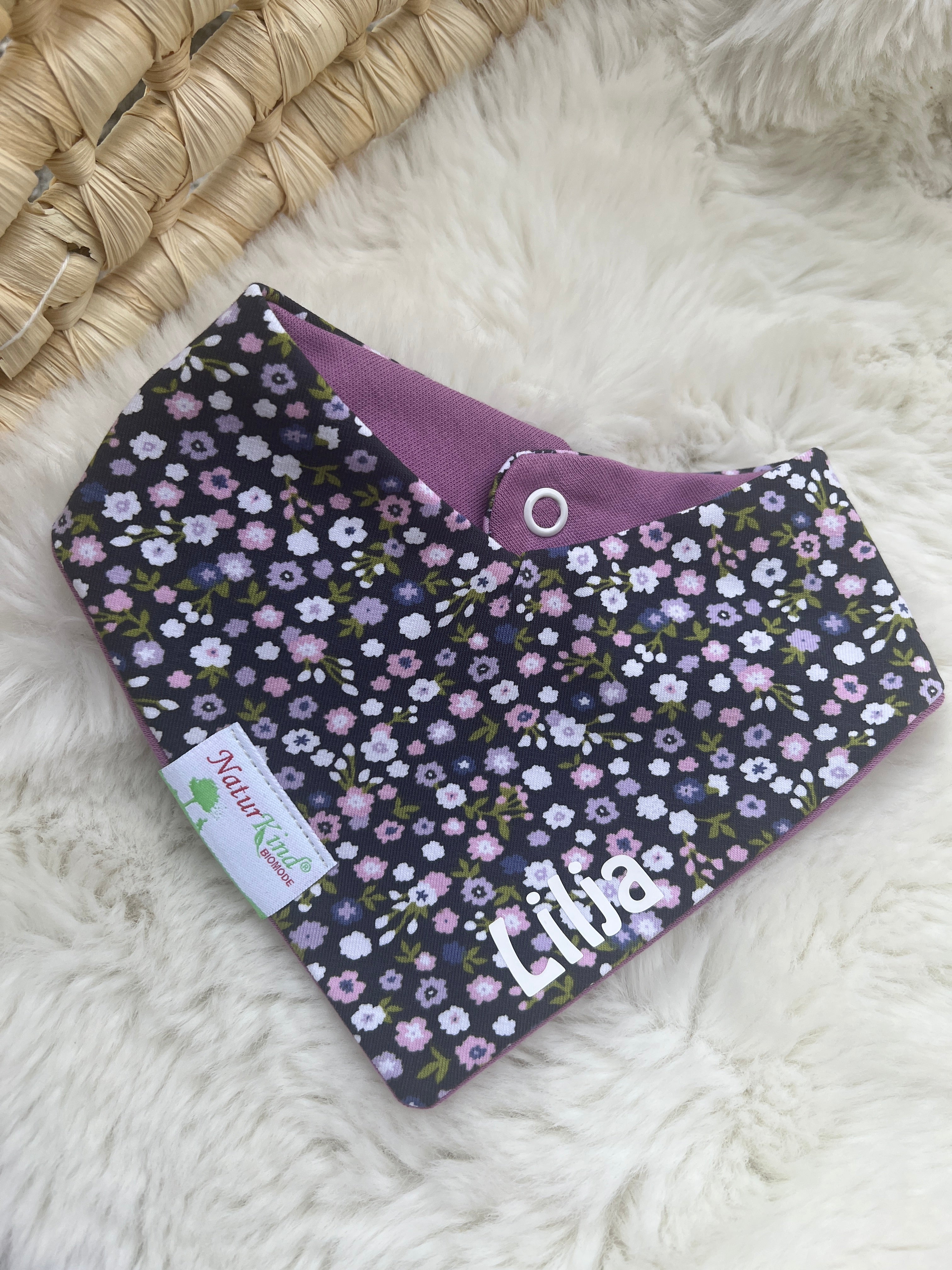 Wendehalstuch Lila Streublumen mit Name, Name weiß