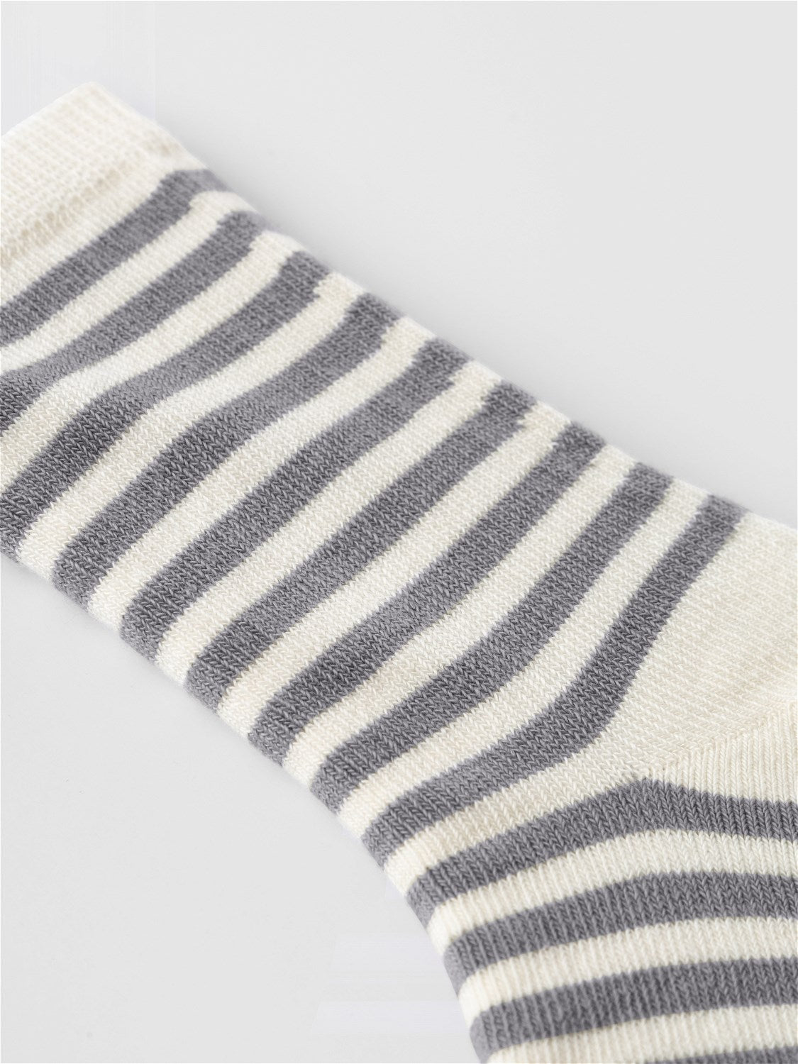 Lil' Atelier Socken Streifen grau/weiß