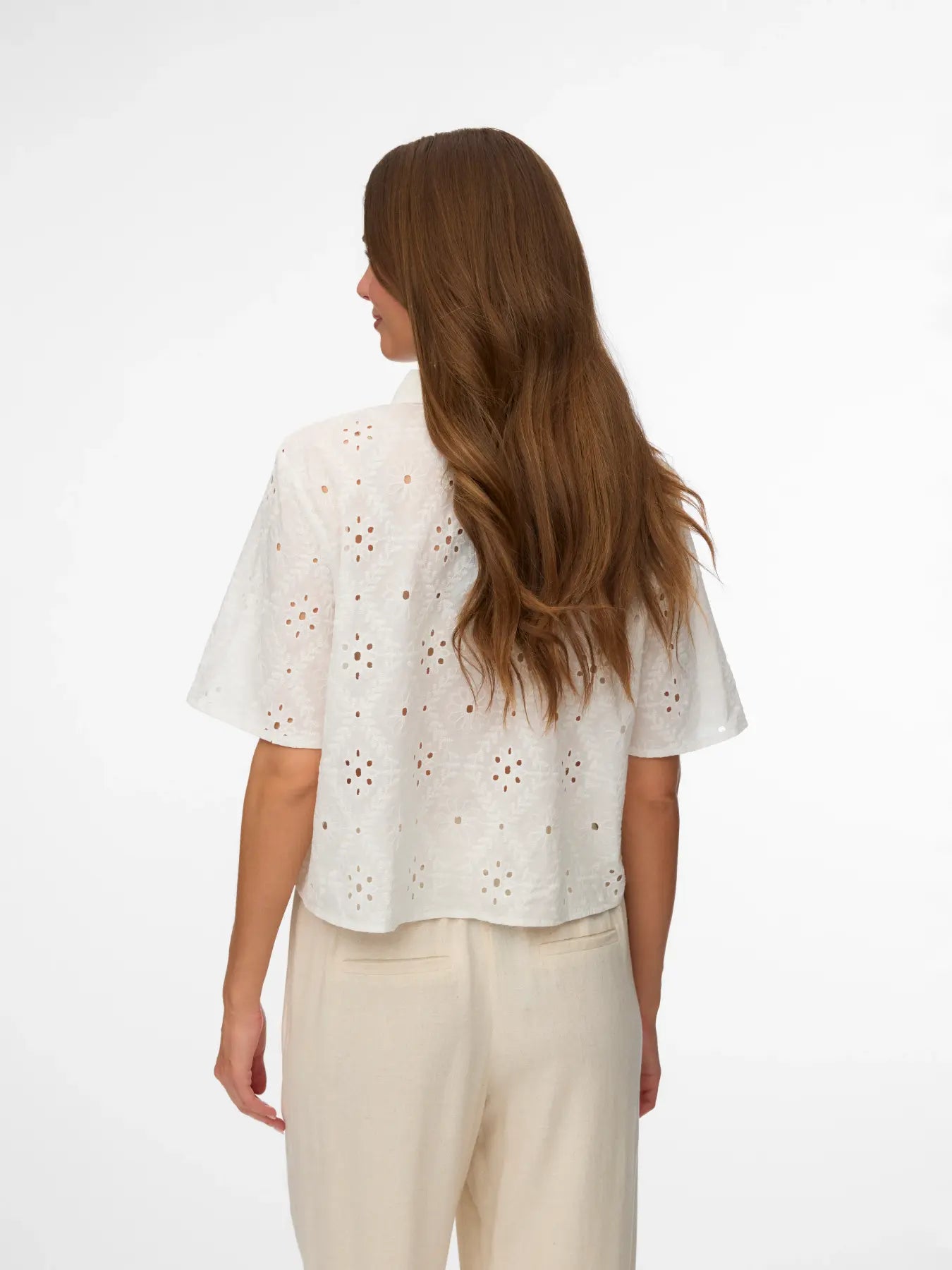 Vero Moda kurze Bluse mit Lochmuster weiß
