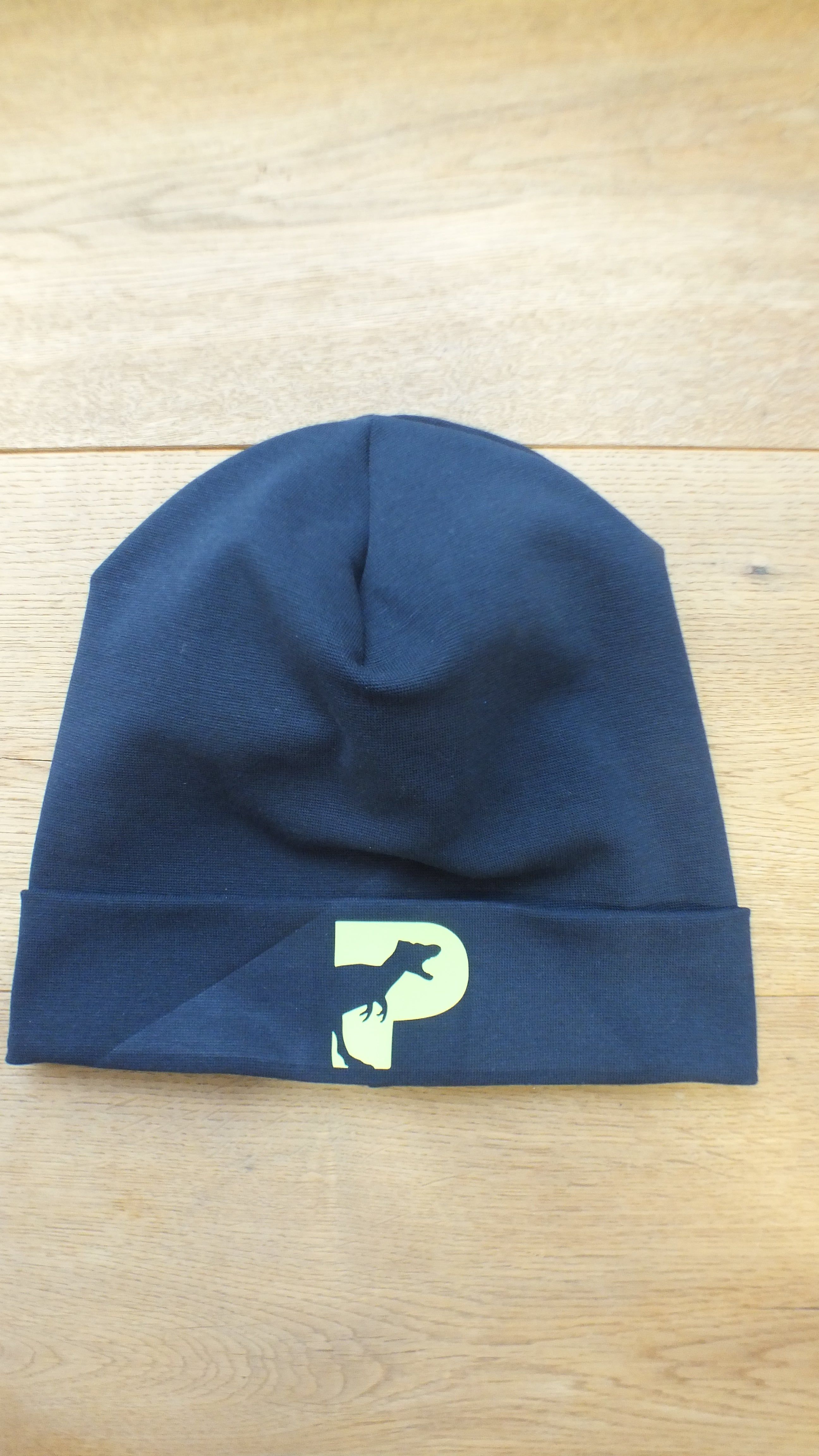 Hipster Beanie Dunkelblau Dino Buchstabe hellgrün