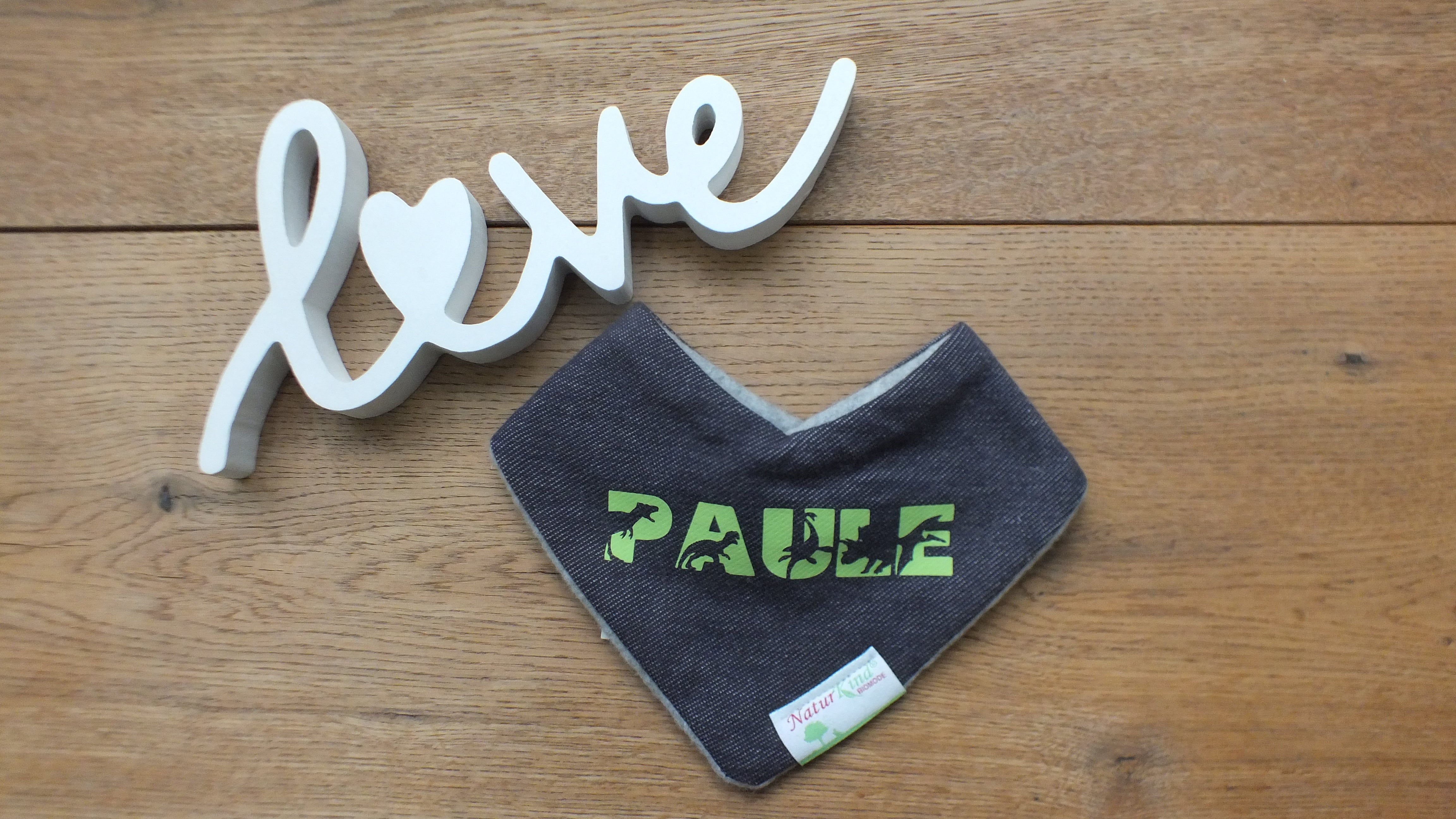 Wendehalstuch Jeans dunkel mit Name, Dinoschrift hellgrün