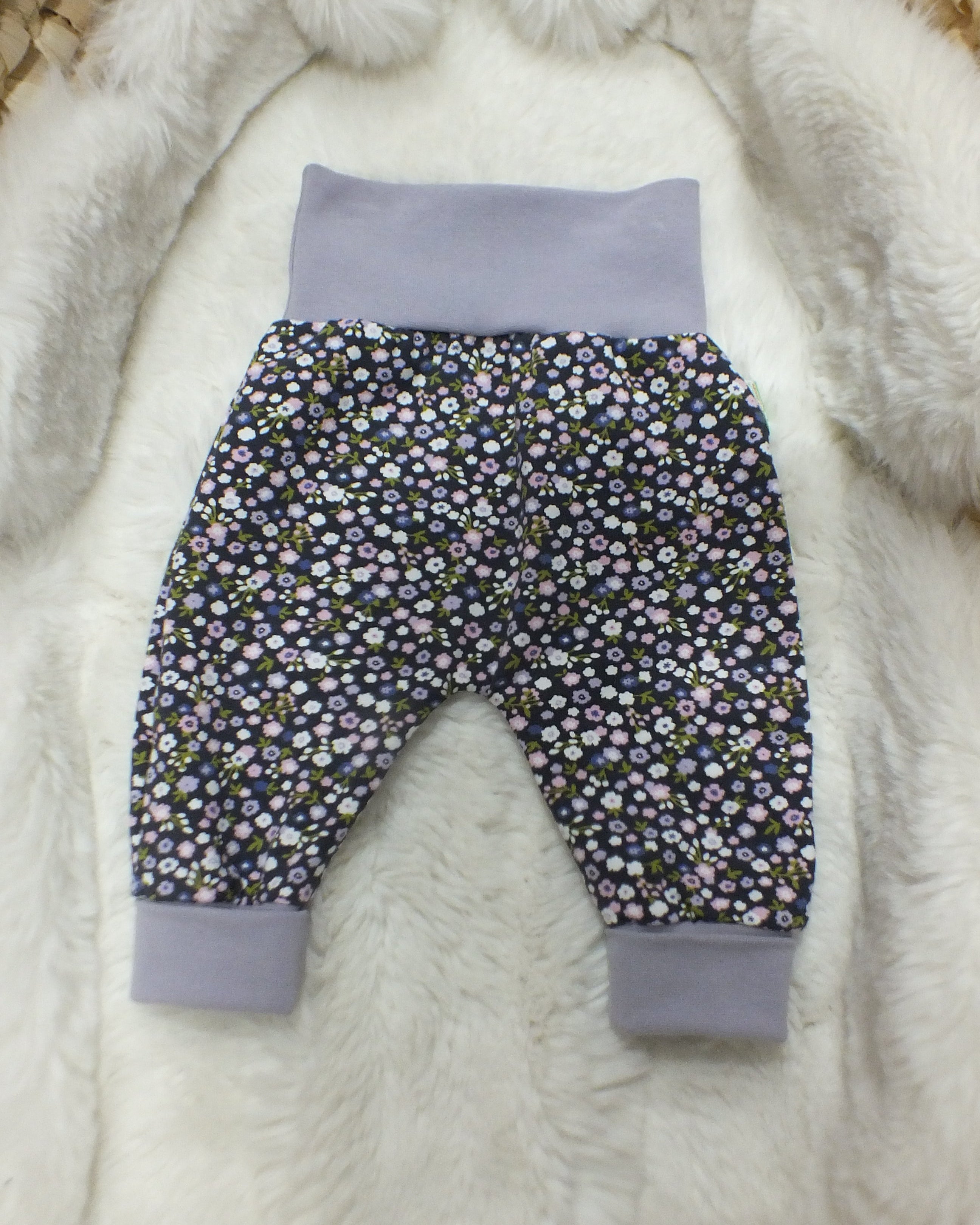 Mitwachshose Lila Streublumen