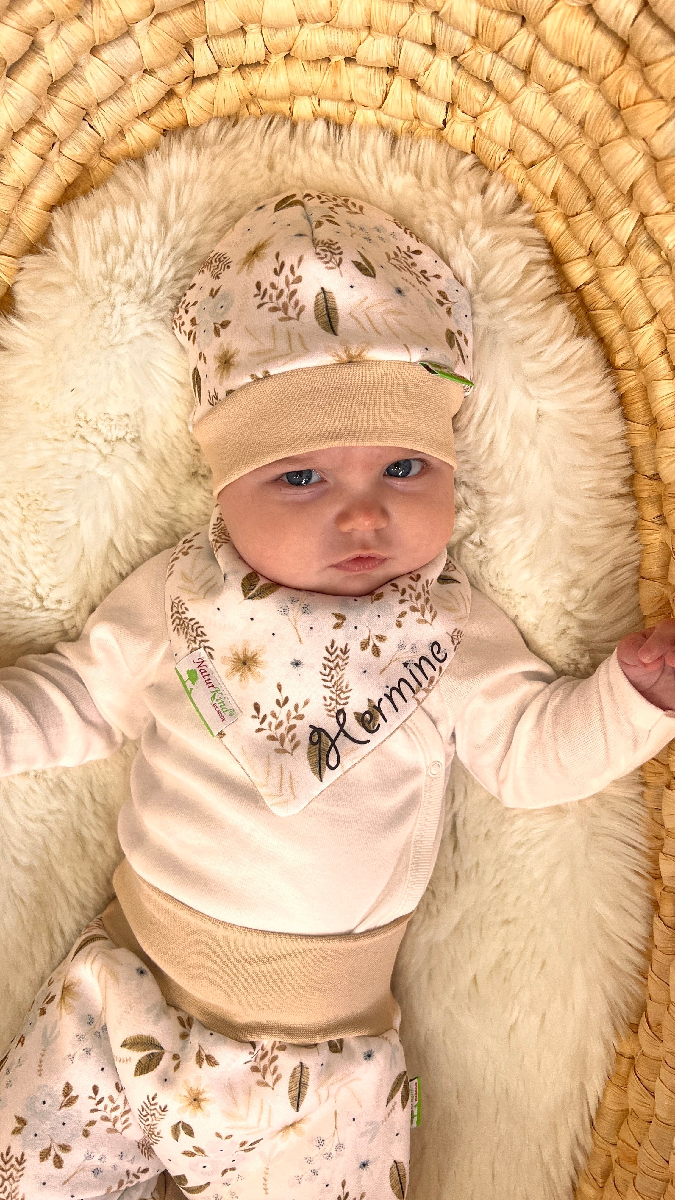 Wendehalstuch Boho Flowers beige mit Name, Name dunkelblau