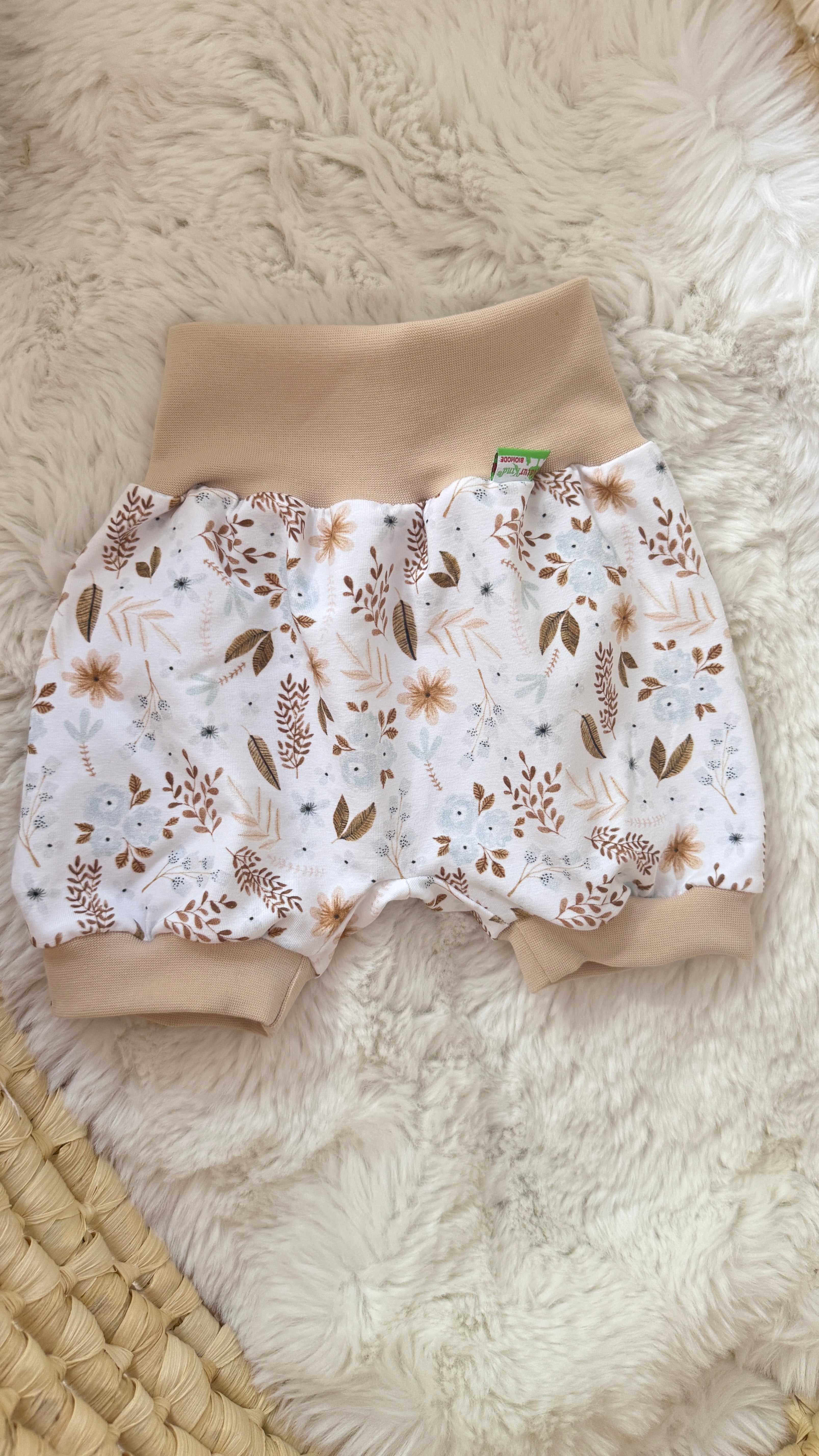 Kurze Mitwachshose Boho Flowers beige
