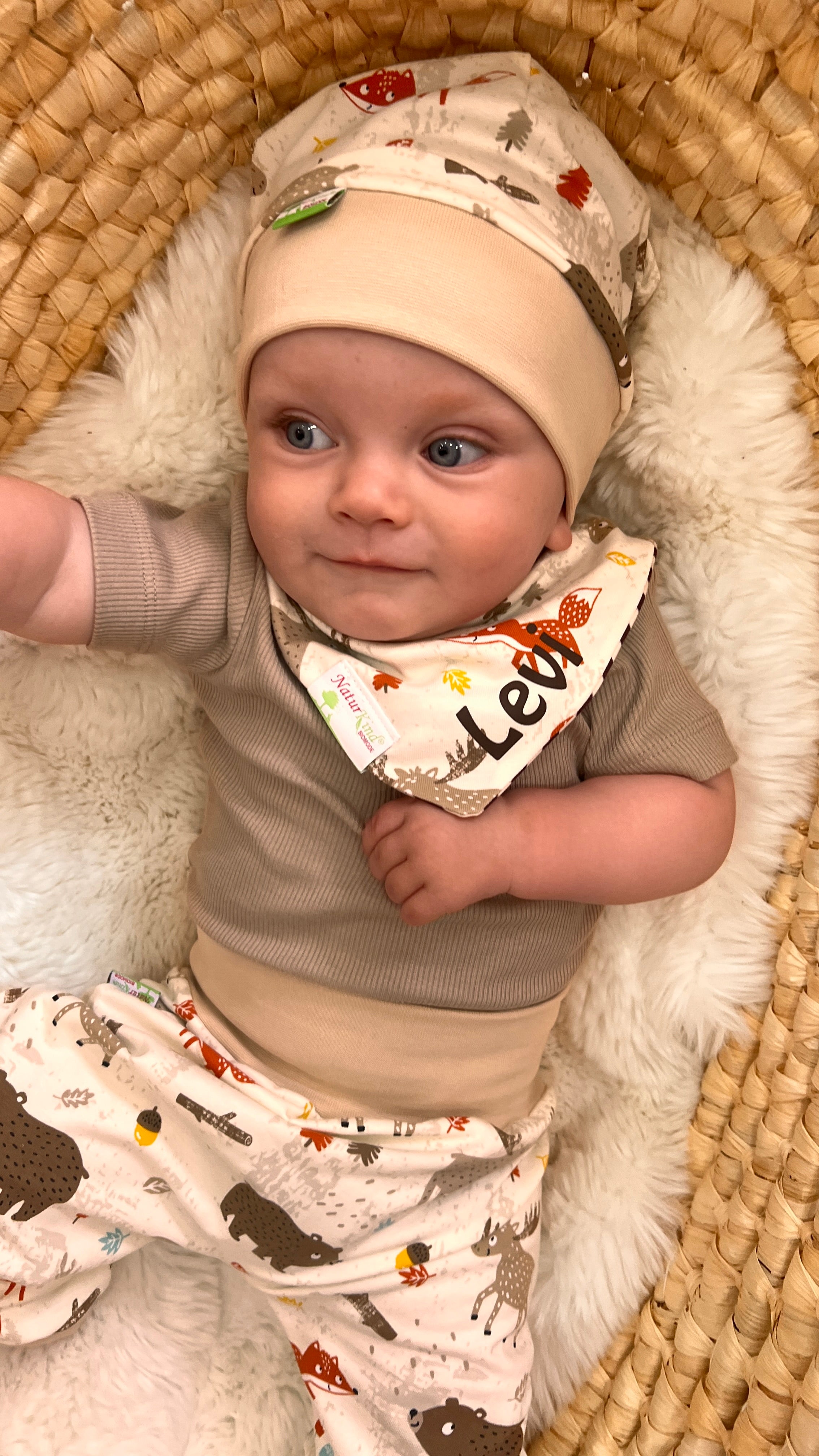 Wendehalstuch Tierischer Wald beige mit Name, Name braun
