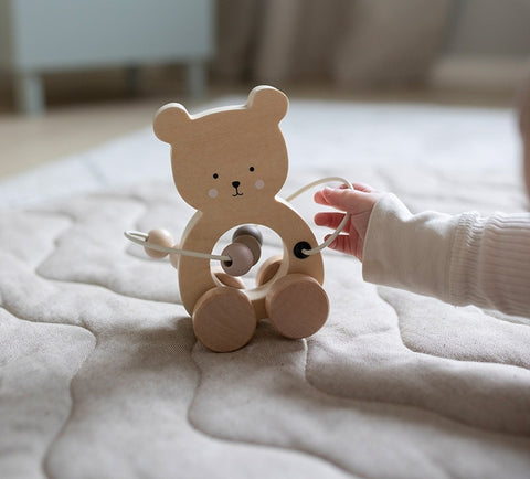 Jabadabado Schiebespielzeug Teddy mit Motorikschleife / Natur