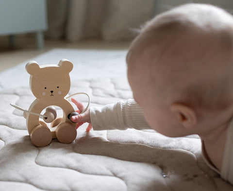 Jabadabado Schiebespielzeug Teddy mit Motorikschleife / Natur