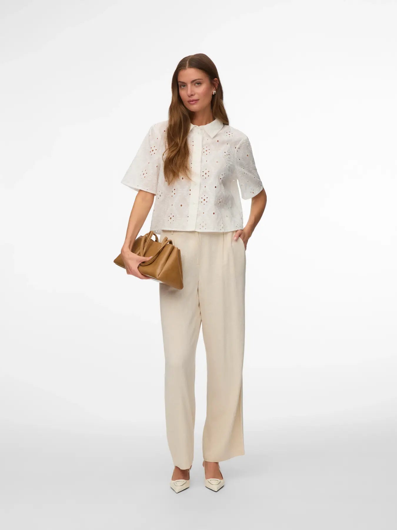Vero Moda kurze Bluse mit Lochmuster weiß